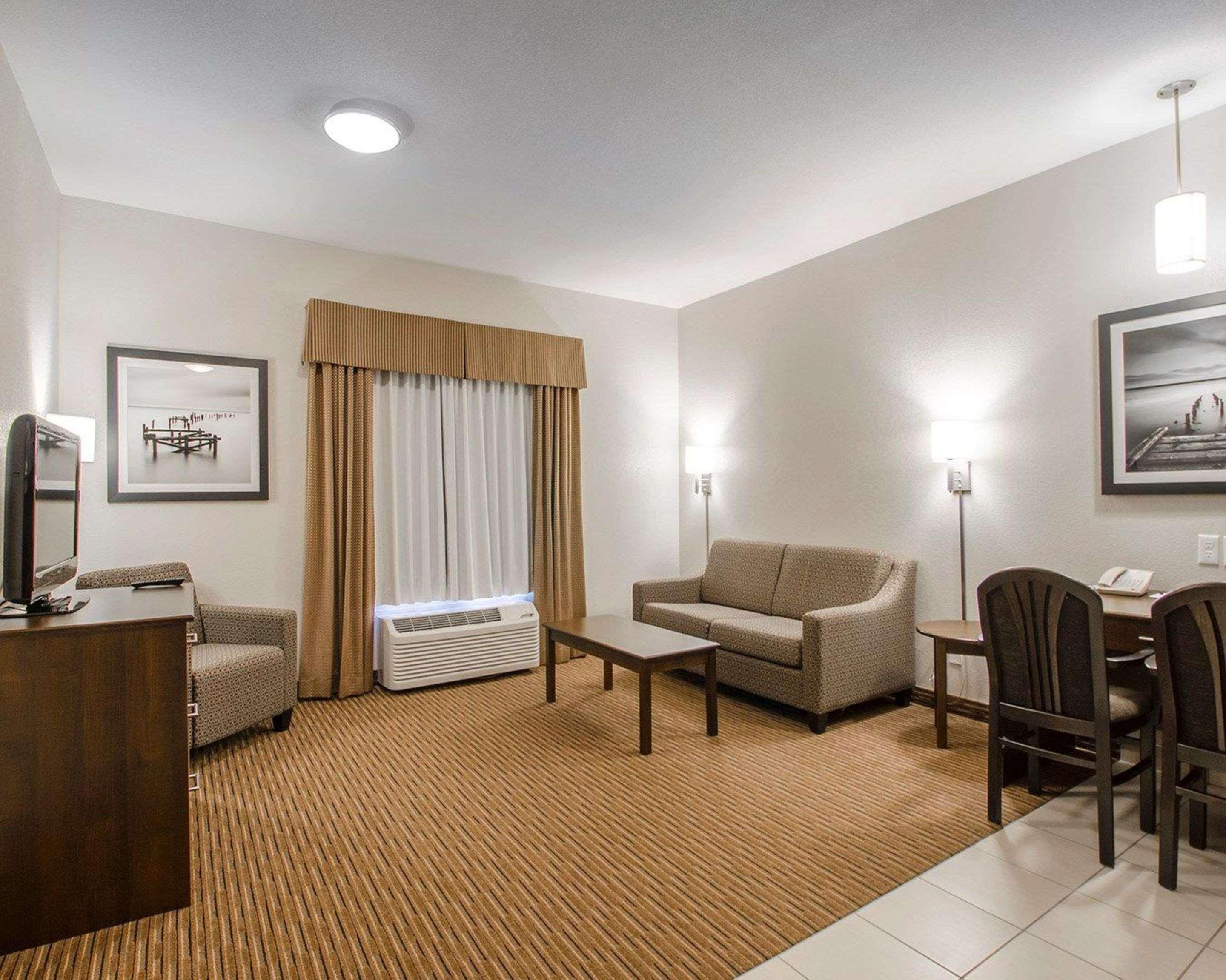 Quality Inn & Suites Estevan Eksteriør bilde